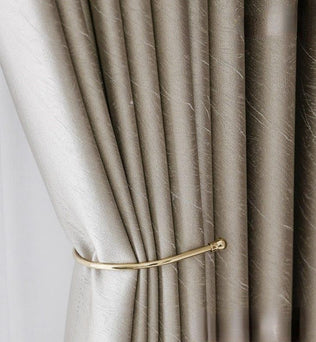 Rideau élégant et moderne, parfaitement adapté pour ajouter une touche de sophistication à n'importe quel salon ou chambre, avec une attache discrète et esthétique. Idéal pour des intérieurs au style contemporain recherchant une ambiance chaleureuse et accueillante.