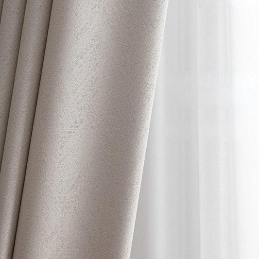 Rideau élégant gris clair devant une fenêtre, parfait pour ajouter une touche moderne et sophistiquée à votre intérieur. Idéal pour le salon ou la chambre à coucher, ce rideau offre une décoration subtile et raffinée tout en filtrant la lumière naturelle.