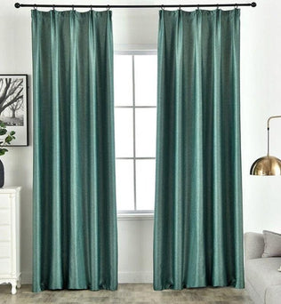 Rideaux élégants de couleur verte suspendus dans un salon lumineux. Accessoire idéal pour une décoration intérieure moderne, offrant intimité et style. Parfait pour les grandes fenêtres, ces rideaux complètent l'ambiance chaleureuse de la pièce.