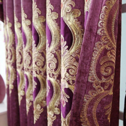 Rideaux luxueux de couleur pourpre avec motifs dorés, parfaits pour ajouter une touche élégante et raffinée à votre intérieur. Idéals pour un salon, une chambre ou un bureau, ces rideaux ornés de broderies sophistiquées apportent style et glamour à votre décoration.