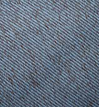 Gros plan de texture bleue avec rayures diagonales, idéal pour vêtements casual décontractés, offrant un style moderne et tendance.