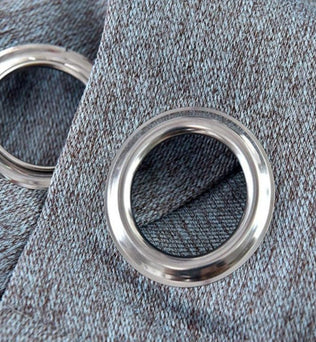 Œillets métalliques pour rideaux prêts à poser, finition moderne et élégante, parfaits pour ajouter une touche sophistiquée à votre décoration intérieure. Ces œillets robustes assurent une installation facile et fluide sur tringles standards. Idéaux pour un look contemporain dans votre salon ou chambre à coucher.