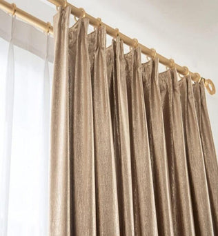 Rideaux occultants élégants couleur dorée pour salon moderne, offrant intimité et style, parfaits pour une décoration intérieure chic et contemporaine. Solution idéale pour bloquer la lumière et améliorer le confort de votre espace de vie.