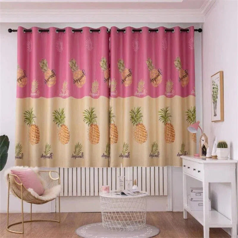 Rideaux décoratifs à motifs d'ananas, idéal pour égayer une chambre ou un salon avec une touche exotique. Design coloré avec des tons rose et beige, apportant chaleur et originalité à votre espace intérieur. Faciles à installer avec des œillets modernes, ces rideaux sont parfaits pour ajouter style et personnalité à votre décor. Parfaits pour une chambre d'enfant ou un espace de vie moderne, ils apportent une ambiance joyeuse et tropicale.