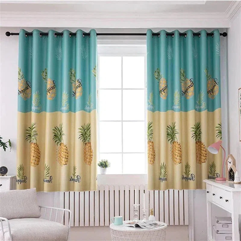 Rideaux élégants avec motifs d'ananas pour une décoration tropicale et colorée, parfaits pour une chambre ou un salon moderne. Ces rideaux originaux apportent une touche de fraîcheur et d'exotisme à votre intérieur, tout en créant une ambiance lumineuse et accueillante. Idéal pour sublimer la décoration de votre pièce avec une note estivale.
