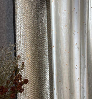Rideaux élégants aux motifs variés, parfaits pour ajouter une touche de sophistication à votre intérieur. Les designs divers qui se côtoient apportent un charme subtil, transformant votre espace de vie en un lieu accueillant et raffiné. Idéal pour les salons modernes ou les chambres à coucher confortables.