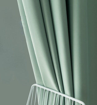 Rideau bleu-vert élégant et opaque, idéal pour la décoration intérieure moderne, ajoutant une touche de sophistication et un contrôle optimal de la lumière dans votre pièce.