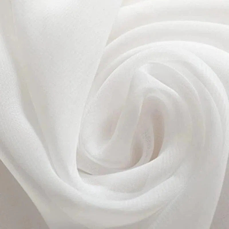 Texture de tissu blanc doux et élégant, idéale pour la confection de vêtements légers et raffinés. Ce textile offre un drapé fluide et est parfait pour créer des tenues estivales ou des accessoires de mode chic.