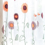 Voilage décoratif avec motif floral coloré, featuring des fleurs aux teintes orange et pourpre, idéal pour apporter une touche de fraîcheur et de couleur à votre intérieur tout en laissant entrer la lumière naturelle. Design élégant et contemporain, parfait pour une ambiance chaleureuse dans le salon ou la chambre à coucher.