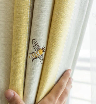 Rideau élégant avec motif d'abeille brodé pour une décoration intérieure raffinée. Idéal pour apporter une touche de nature et de couleur à la maison. Parfait pour embellir salon, chambre ou bureau avec style et originalité.
