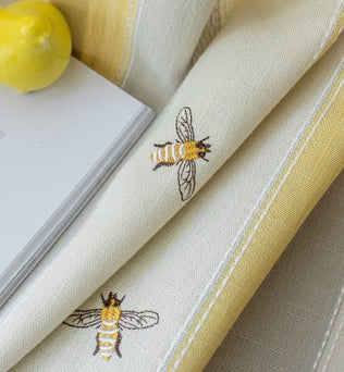Beau tissu de décoration intérieure avec motif d'abeille brodé, idéal pour ajouter une touche raffinée et naturelle à tout espace de vie. Parfait pour les amateurs de design inspiré de la nature et de motifs élégants, ce tissu offre une ambiance chaleureuse et accueillante.