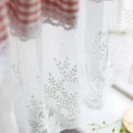 Voilage décoratif blanc avec motifs floraux délicats pour salon ou chambre, apportant une touche élégante et lumineuse à votre intérieur. Idéal pour filtrer la lumière tout en préservant l'intimité. Design contemporain et raffiné.