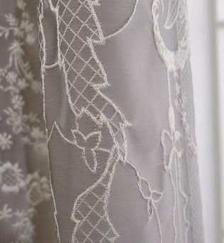 Rideau décoratif avec motifs floraux délicats, parfait pour ajouter une touche élégante à toute pièce. Ce design raffiné intègre un style classique et intemporel, idéal pour une décoration intérieure sophistiquée. Ajoutez ce rideau à votre salon ou chambre pour créer une ambiance accueillante et charmante. Accessoire indispensable pour embellir vos fenêtres avec grâce et subtilité.