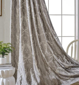 Magnifique rideau décoratif gris avec motifs floraux élégants, idéal pour embellir un salon ou une chambre. Parfait pour ajouter une touche de sophistication et d'intimité tout en laissant passer la lumière naturelle. Accessoire incontournable pour une décoration intérieure raffinée.