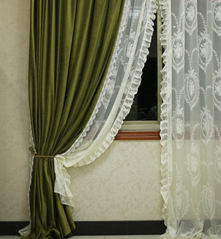 Rideaux élégants pour salon, combinant un design classique avec des motifs décoratifs. Une touche de sophistication et d'intimité pour vos espaces intérieurs, parfaite pour les fenêtres de maison. Disponible en plusieurs dimensions pour s'adapter à toutes les pièces.