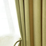 Rideaux élégants de couleur beige pour salon, contribuent à une ambiance chaleureuse et moderne. Design épuré idéal pour fenêtres de grande taille. Accessoire parfait pour optimiser la lumière naturelle tout en préservant l'intimité.