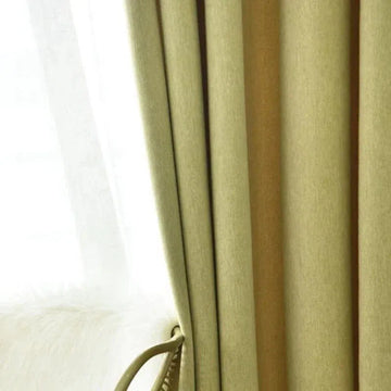 Rideaux élégants de couleur beige pour salon, contribuent à une ambiance chaleureuse et moderne. Design épuré idéal pour fenêtres de grande taille. Accessoire parfait pour optimiser la lumière naturelle tout en préservant l'intimité.