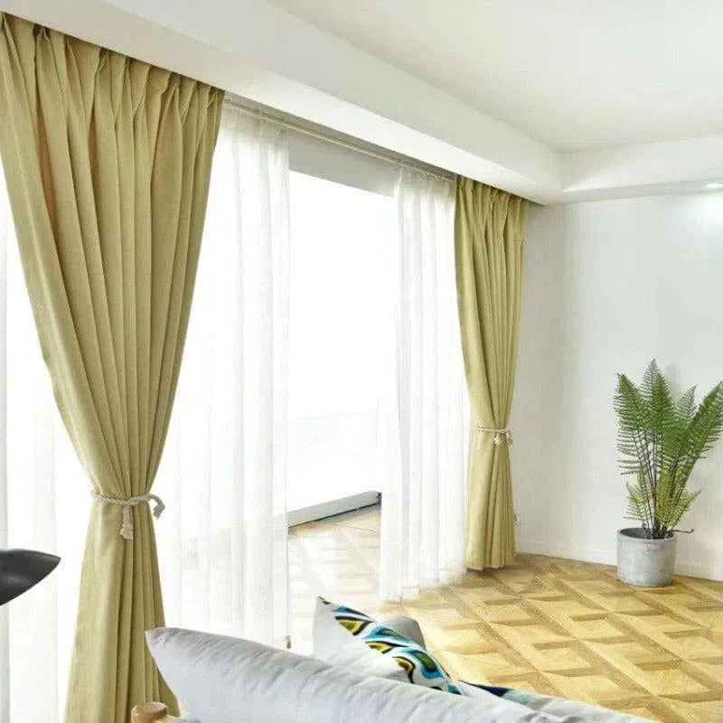 Rideaux élégants de couleur beige pour salon moderne, offrant une ambiance lumineuse et accueillante. Design épuré adapté à une décoration intérieure contemporaine, avec lumière naturelle filtrée dans un espace de vie spacieux.