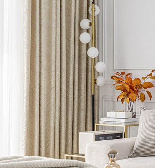 Rideaux élégants dans un salon moderne avec décoration automnale, lampadaire design et coussins confortables pour une ambiance chaleureuse et raffinée.