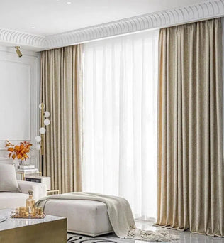Décorez votre salon avec élégance grâce à ces rideaux longs et luxueux de couleur beige. Leur design raffiné s'intègre parfaitement dans un intérieur contemporain, offrant une atmosphère chic et sophistiquée. Ajoutez une touche de confort à votre espace de vie avec cet habillage de fenêtre élégant qui procure une ambiance chaleureuse et accueillante. Idéal pour contrôler la luminosité tout en préservant votre intimité, ces rideaux sont l'accessoire déco incontournable pour un salon