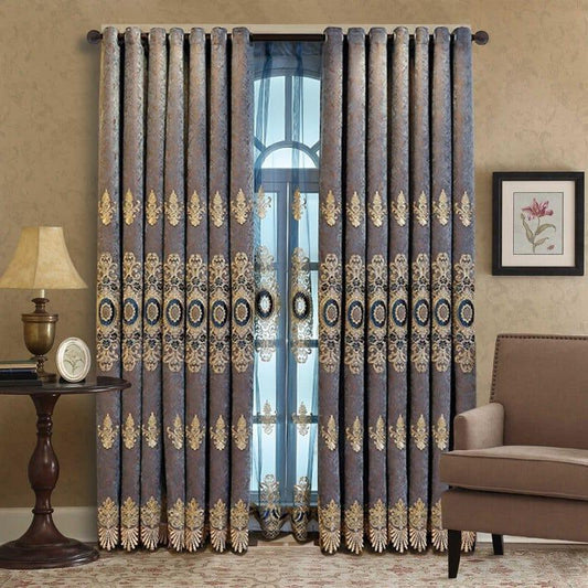 Rideaux élégants de style classique ornés de motifs dorés, parfaits pour sublimer et transformer un salon. Idéal pour ajouter une touche de sophistication et de charme à toute décoration intérieure. Disponibles en plusieurs dimensions pour s'adapter à vos fenêtres.