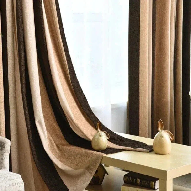 Rideau élégant dans des tons de marron et beige, apportant une touche chaleureuse et sophistiquée à votre intérieur. Parfait pour un salon moderne ou une chambre cosy, ce rideau joue avec les nuances pour créer une ambiance accueillante. Accessoire idéal pour compléter votre décoration intérieure.