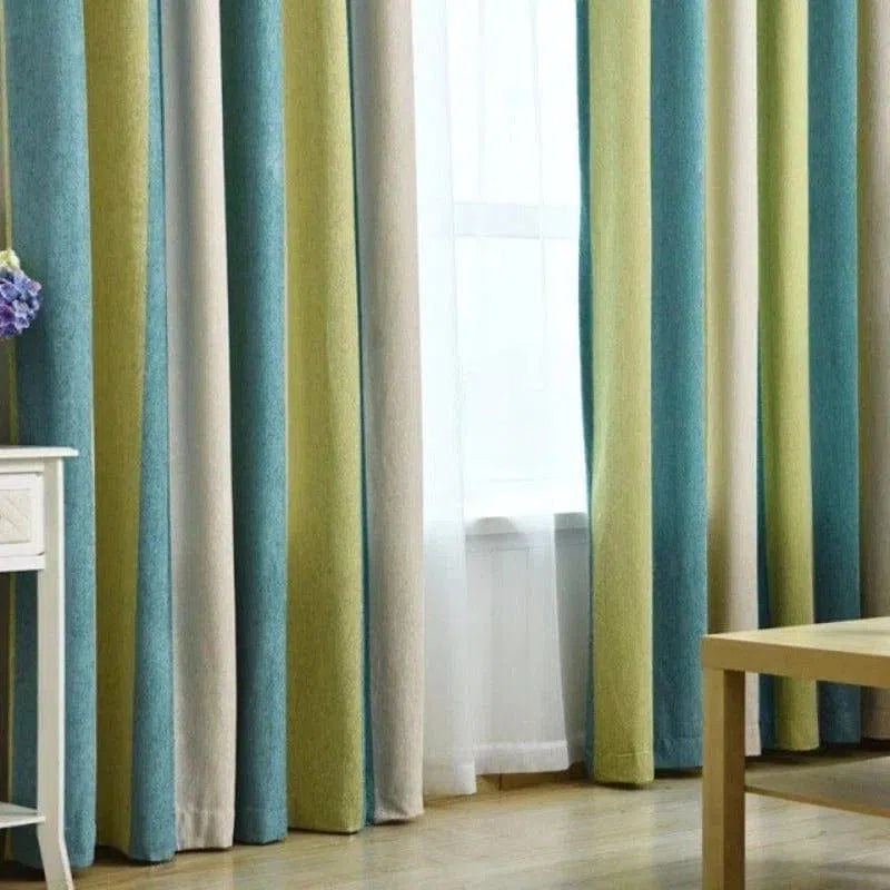 Rideau multicolore pour salon moderne, bleu, beige et vert, idéal pour décorer et apporter une touche de fraîcheur et d'élégance à votre intérieur. Accessoire de décoration intemporel et tendance.