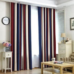Rideaux élégants avec rayures verticales rouge, bleu et blanc, parfaits pour ajouter une touche moderne et dynamique à votre salon. Intérieur lumineux et chic avec meubles en bois clair et décoration florale. Idéal pour une ambiance contemporaine et chaleureuse.