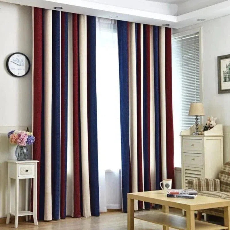 Rideaux élégants avec rayures verticales rouge, bleu et blanc, parfaits pour ajouter une touche moderne et dynamique à votre salon. Intérieur lumineux et chic avec meubles en bois clair et décoration florale. Idéal pour une ambiance contemporaine et chaleureuse.