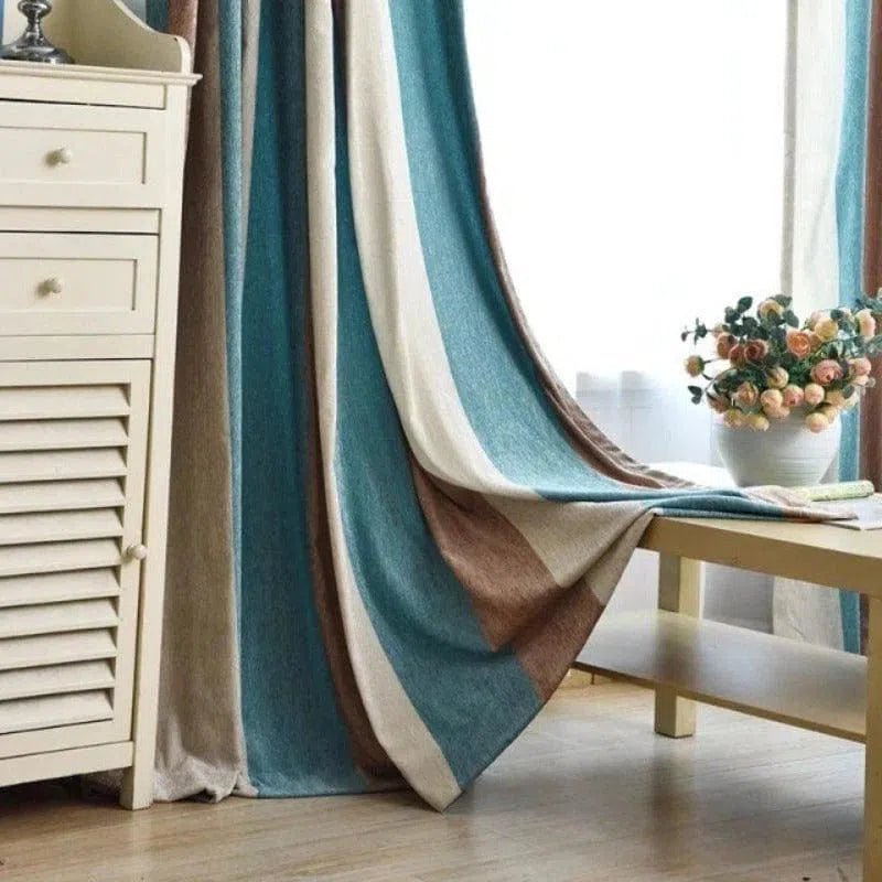 Rideau à rayures verticales bleues, blanches et marron, idéal pour ajouter une touche élégante à votre salon. Ce modèle s'intègre parfaitement dans une décoration intérieure moderne, offrant un look frais et stylé. Complément parfait pour filtrer la lumière tout en préservant votre intimité.