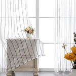 Rideau blanc à rayures fines noires offrant une ambiance élégante et épurée à votre intérieur, parfait pour illuminer une pièce tout en préservant l'intimité. Décoration idéale pour salon ou chambre, apportant une touche moderne et sophistiquée.