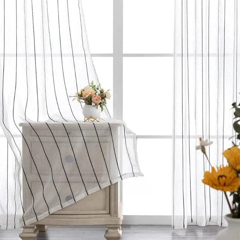 Rideau blanc à rayures fines noires offrant une ambiance élégante et épurée à votre intérieur, parfait pour illuminer une pièce tout en préservant l'intimité. Décoration idéale pour salon ou chambre, apportant une touche moderne et sophistiquée.