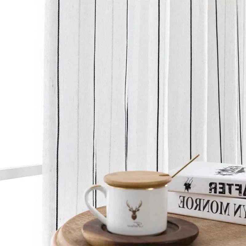 Rideau élégant avec fines rayures verticales noires, idéal pour apporter une touche contemporaine à votre intérieur. Se marie parfaitement avec une décoration minimaliste et moderne, créant une ambiance apaisante et épurée. Accessoire de décoration essentiel pour personnaliser votre espace de vie avec style et simplicité.