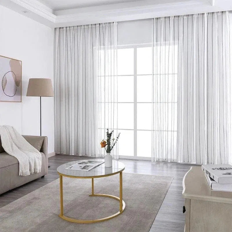 Rideau élégant pour salon moderne, accentuant la luminosité naturelle de la pièce. Décoration intérieure au style minimaliste, mettant en valeur des couleurs neutres et un design épuré. Idéal pour ajouter une touche de sophistication à votre espace de vie.