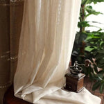 Rideau élégant beige pour salon, mettant en valeur une ambiance naturelle et chaleureuse. Idéal pour créer une atmosphère lumineuse et accueillante dans votre intérieur. Accessoire parfait pour une décoration raffinée et moderne.