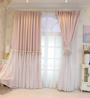 Rideaux élégants rose pâle pour décoration intérieure chic, idéals pour salon ou chambre. Design avec motifs floraux et style romantique, ajoutent une touche de douceur et de raffinement à votre espace de vie. Parfaits pour créer une ambiance chaleureuse et accueillante.