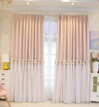 Paire de rideaux élégants et décoratifs pour salon moderne, style romantique et raffiné avec motifs floraux, idéaux pour embellir une pièce et filtrer la lumière. Parfait pour créer une ambiance chaleureuse et accueillante.