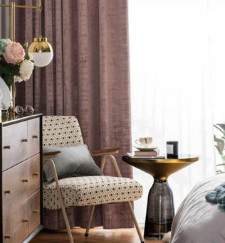 Fauteuil design avec motif géométrique, idéal pour un salon contemporain. Décoré avec un coussin gris, il s'accorde parfaitement avec une table d'appoint noire et or, ajoutant une touche d'élégance à l'espace. Disposez-le près d'une commode en bois et sous une lumière naturelle pour un effet harmonieux. Accessoire parfait pour un intérieur moderne et chaleureux.