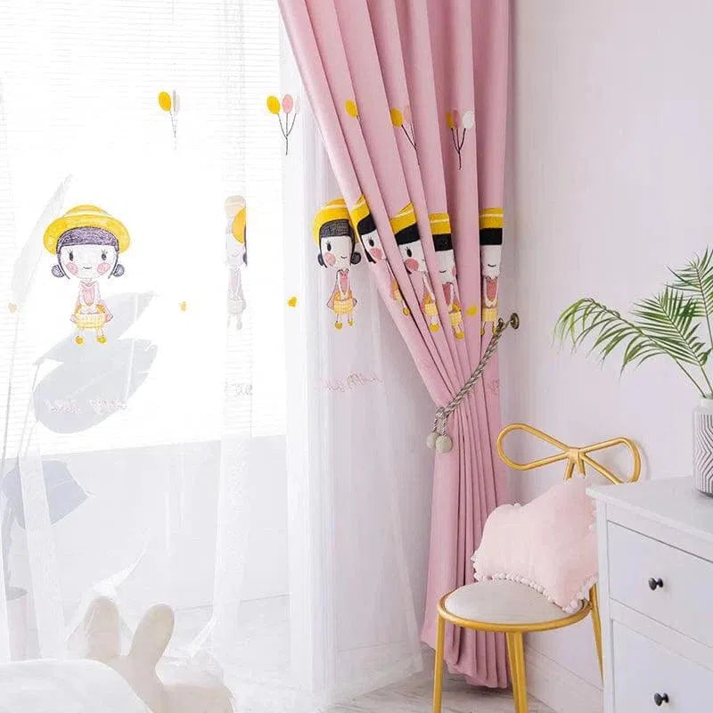 Rideau chambre enfant rose avec motifs de personnages, décoration adorable pour chambre de fille, ajoute une touche ludique et colorée à l'intérieur, idéal pour créer une atmosphère joyeuse et accueillante, parfait pour compléter la décoration d'une chambre d'enfant moderne et charmante.