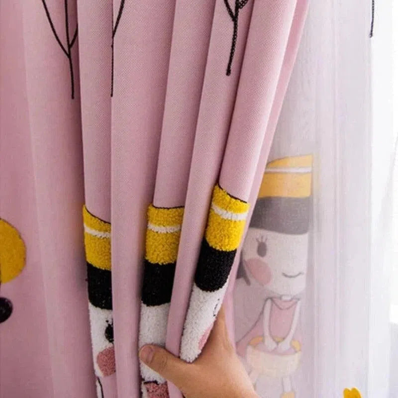 Rideau pour chambre d'enfant avec motifs ludiques et couleurs douces, parfait pour ajouter une touche de fantaisie et de chaleur à la décoration intérieure. Convient pour une ambiance joyeuse et accueillante.