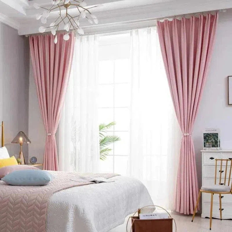 Rideaux roses élégants pour chambre à coucher, ajoutant une touche chic et moderne à votre espace. Parfaits pour créer une ambiance lumineuse et accueillante, ces rideaux s'intègrent harmonieusement dans une décoration intérieure contemporaine. Idéal pour personnaliser votre chambre avec style et finesse.