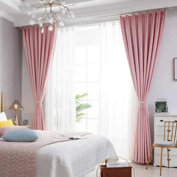 Rideaux roses élégants pour chambre à coucher, ajoutant une touche chic et moderne à votre espace. Parfaits pour créer une ambiance lumineuse et accueillante, ces rideaux s'intègrent harmonieusement dans une décoration intérieure contemporaine. Idéal pour personnaliser votre chambre avec style et finesse.