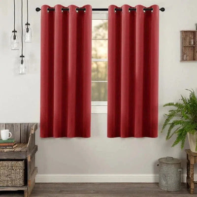 Rideau rouge élégant avec œillets pour un salon moderne, ajoutant une touche de couleur et d'élégance à votre décoration intérieure. Design simple et fonctionnel pour un style contemporain. Idéal pour créer une ambiance chaleureuse dans n'importe quelle pièce de la maison.