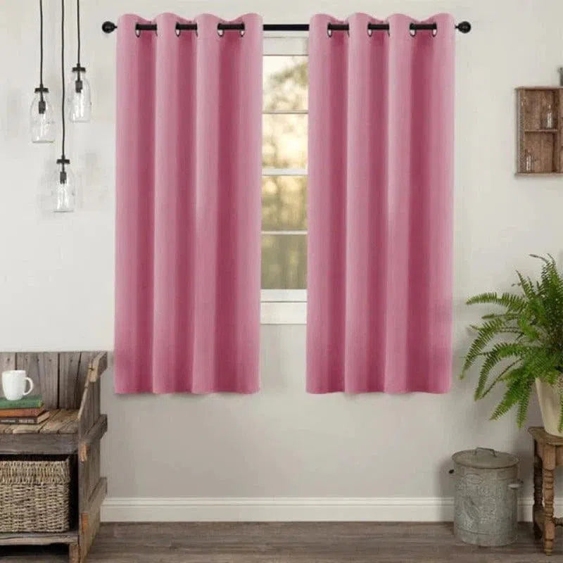 Rideau décoratif rose avec œillets, idéal pour chambre ou salon, ajoutant une touche élégante et moderne à la décoration intérieure. Parfait pour filtrer la lumière tout en apportant une ambiance chaleureuse et accueillante. Accessoire indispensable pour personnaliser votre espace de vie avec style et charme.