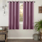 Rideau violet élégant idéal pour ajouter une touche de couleur et de modernité à votre décoration intérieure. Ce rideau est conçu pour s'harmoniser facilement avec divers styles d'intérieur, offrant à la fois intimité et style à votre pièce. équipé d'œillets pour une installation simplifiée. Parfait pour le salon, la chambre ou le bureau.