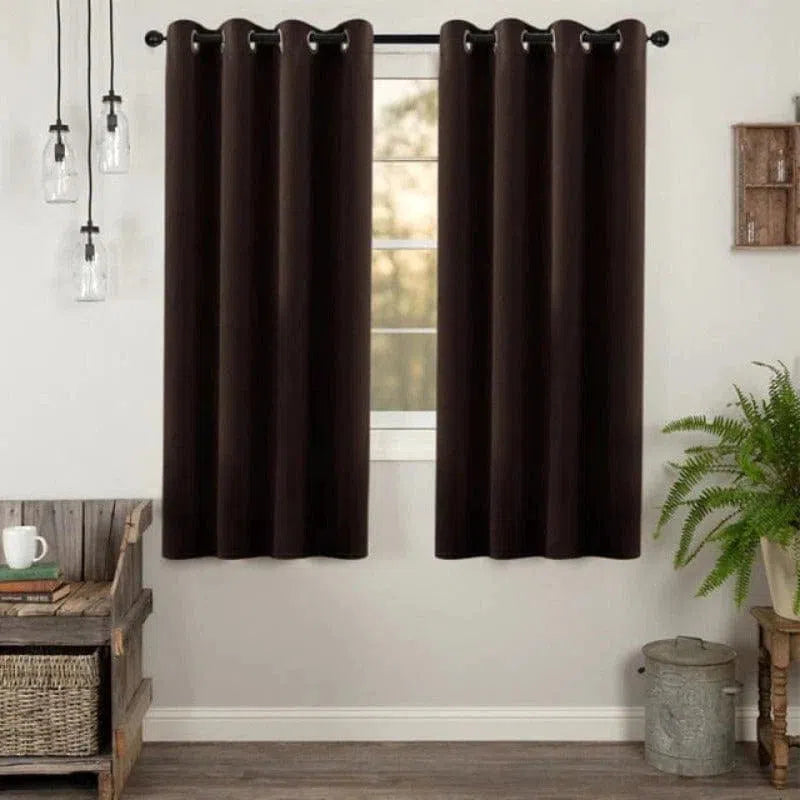 Rideau moderne de couleur sombre avec œillets, parfait pour une isolation lumineuse et acoustique. Accessoire élégant pour la décoration intérieure, idéal pour un salon ou une chambre. Design simple et raffiné s'adaptant à divers styles de décoration. Transformez votre espace avec ces rideaux contemporains et pratiques.