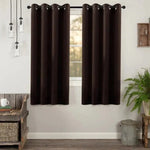 Rideau moderne de couleur sombre avec œillets, parfait pour une isolation lumineuse et acoustique. Accessoire élégant pour la décoration intérieure, idéal pour un salon ou une chambre. Design simple et raffiné s'adaptant à divers styles de décoration. Transformez votre espace avec ces rideaux contemporains et pratiques.