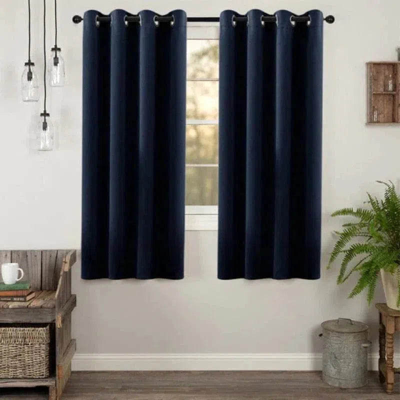 Rideau occultant bleu marine, idéal pour la décoration intérieure moderne. Ce rideau élégant avec œillets offre une esthétique raffinée et assure une protection contre la lumière extérieure. Parfait pour salon, chambre ou bureau, il s'intègre harmonieusement dans divers styles d'espaces. Ajoutez une touche contemporaine à votre intérieur avec ce rideau fonctionnel et esthétique.