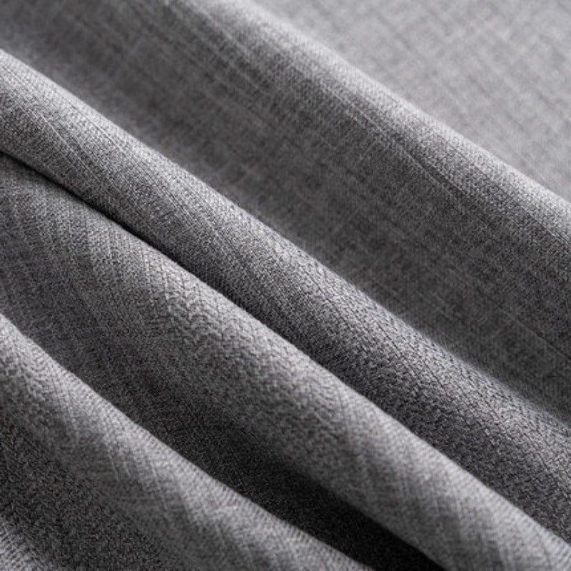 Rideau élégant gris, parfait pour une décoration moderne, ajoutant une touche sophistiquée à votre intérieur. Idéal pour le salon ou la chambre à coucher. Design intemporel et discret, s'adapte facilement à tout type de fenêtre pour plus d'intimité.