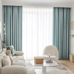 Rideau élégant de couleur bleu pastel idéal pour un salon moderne, apportant une touche raffinée et apaisante à votre intérieur. Ce modèle de rideau se marie parfaitement avec des meubles contemporains, créant une atmosphère douce et harmonieuse. Facile à installer, il est parfait pour ceux qui cherchent à améliorer l'esthétique de leur espace de vie.